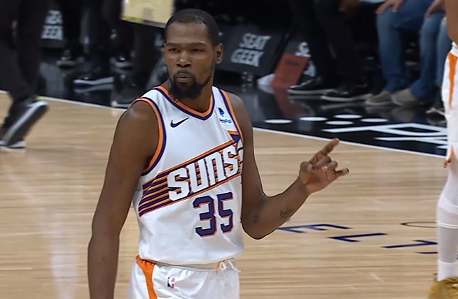 包含杜兰特重返赛场，重要助攻首场状态出色，雄鹿观众沸腾！上演精彩一战的词条